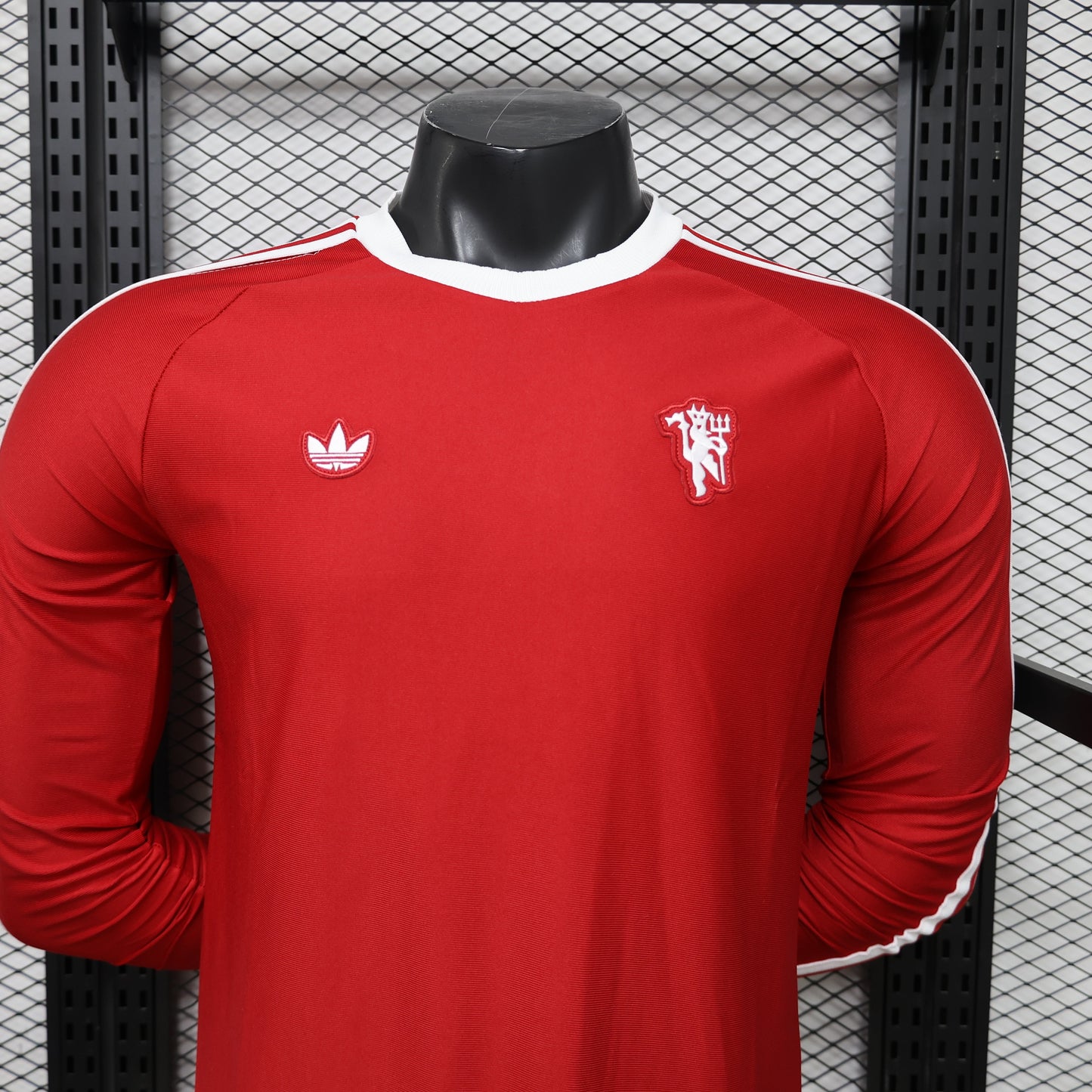 2026 Manchester United Casual Retro Player Version Jersey (Long Sleeve) sports jersey product view 2