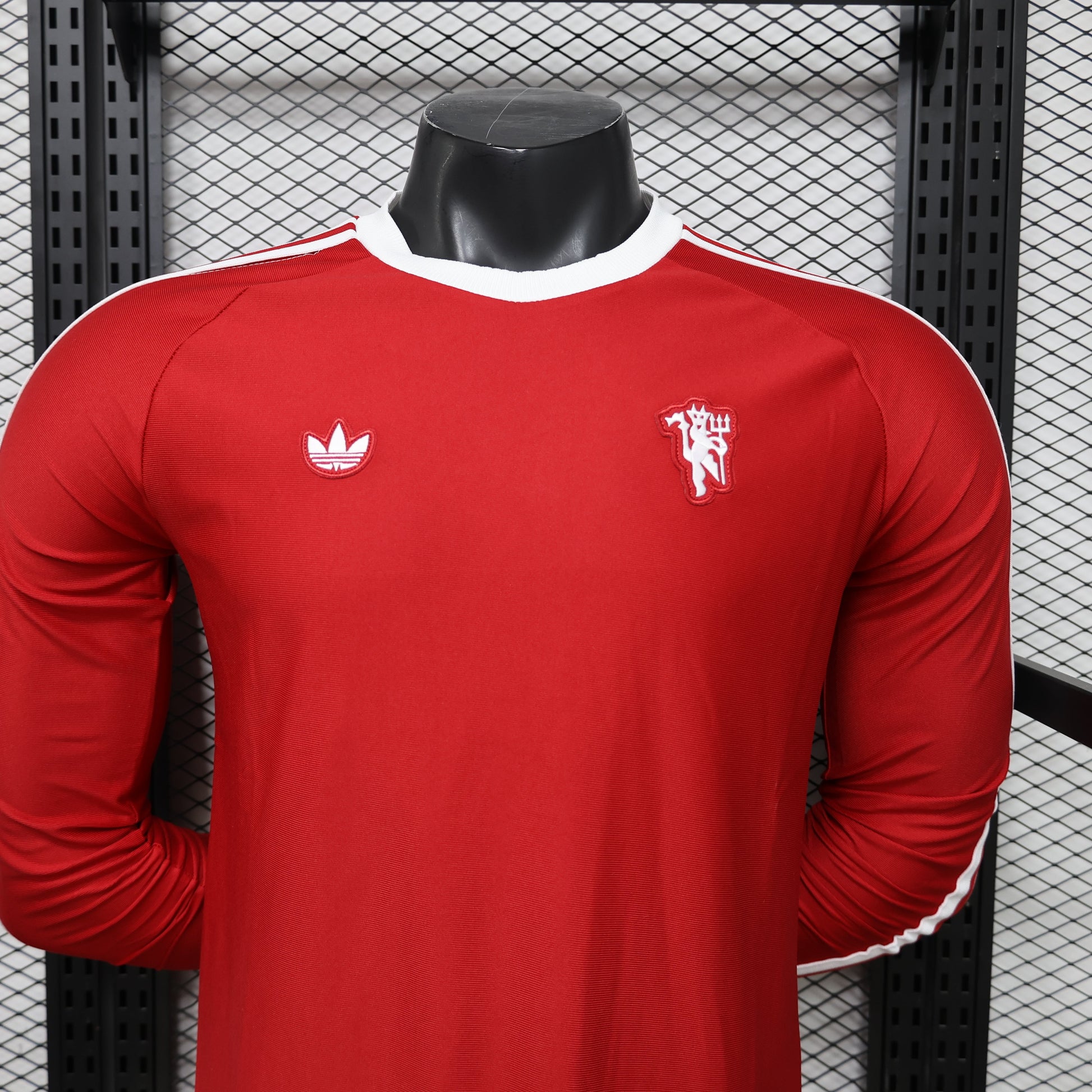 2026 Manchester United Casual Retro Player Version Jersey (Long Sleeve) sports jersey product view 2
