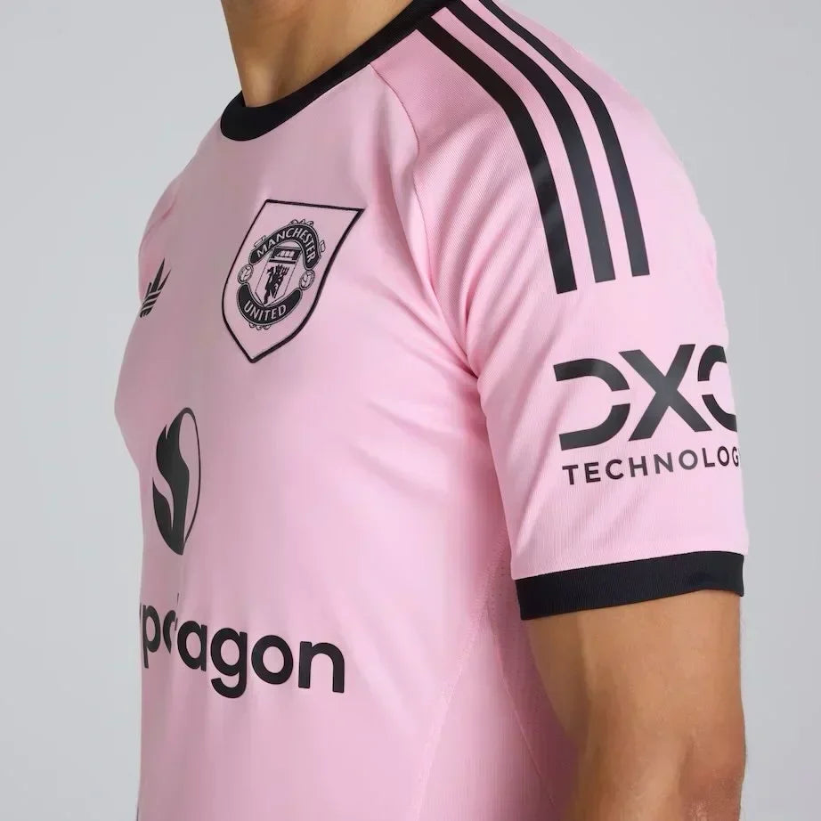 Manchester United 25/26 Third Mens Goalkeeper Jersey Pink sports jersey product view 3