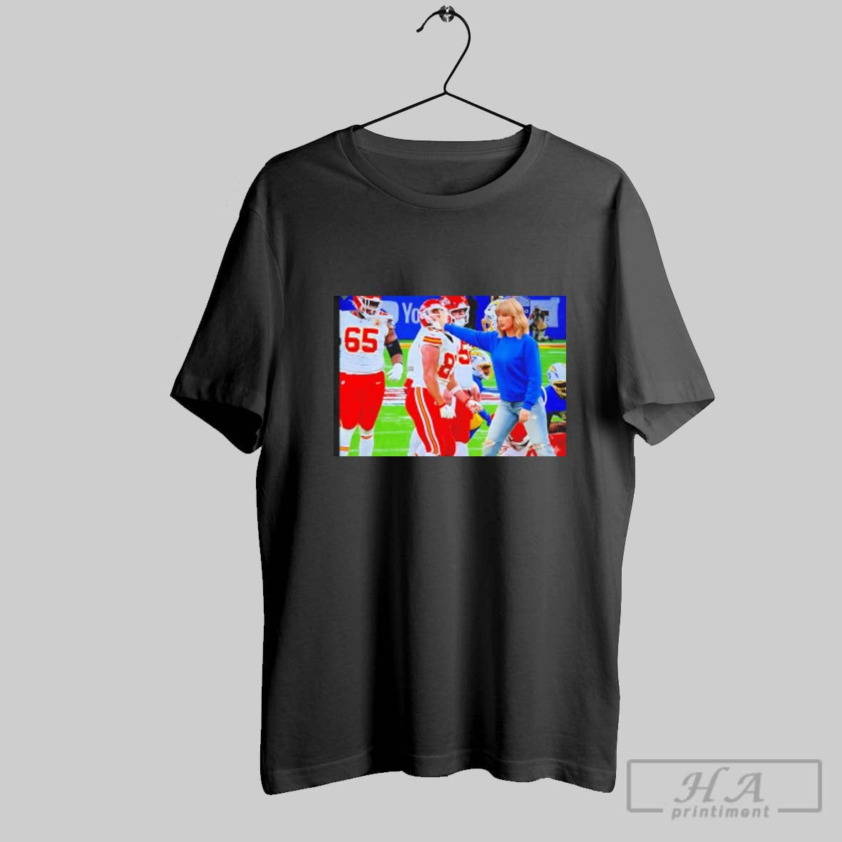 Official Taylor Smacks Travis Kelce Memes Shirts T-Shirts, Hoodie, Sweatshirt - T-Shirt, Sweatshirt, Hoodie