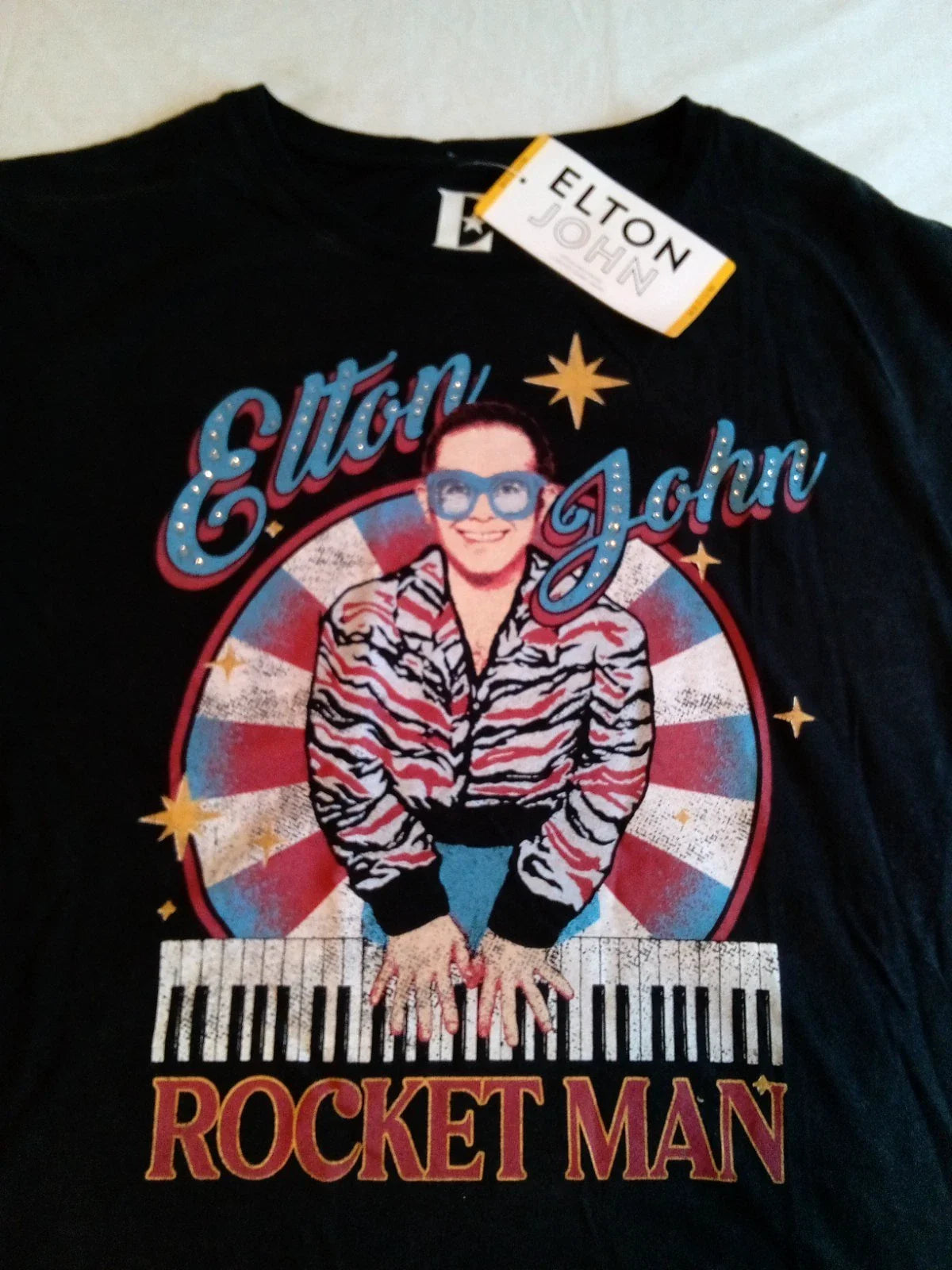 New ELTON JOHN / ROCKET MAN Retro Trendy Graphic T-Shirt Concert - MEDIUM Shirt Unisex T-shirt, Sweatshirt, Hoodie, Long Sleeve Tee - T-Shirt, Sweatshirt, Hoodie