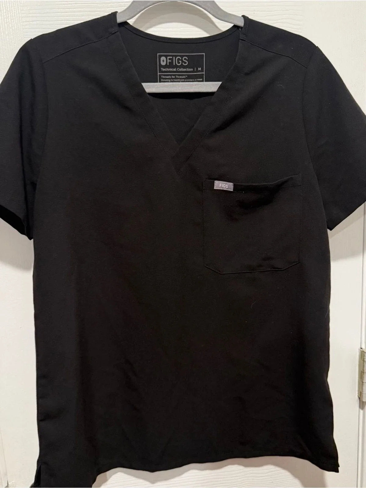 FIGS Technical Collection Scrub Top Black V-Neck Healthcare Medium Unisex T-shirt, Sweatshirt, Hoodie, Long Sleeve Tee - T-Shirt, Sweatshirt, Hoodie