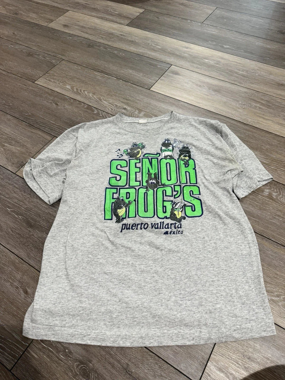 Y2k Grey and Green Senor Frogs Graphic Tee Men's Size Large Short Sleeve Unisex T-shirt, Sweatshirt, Hoodie, Long Sleeve Tee - T-Shirt, Sweatshirt, Hoodie
