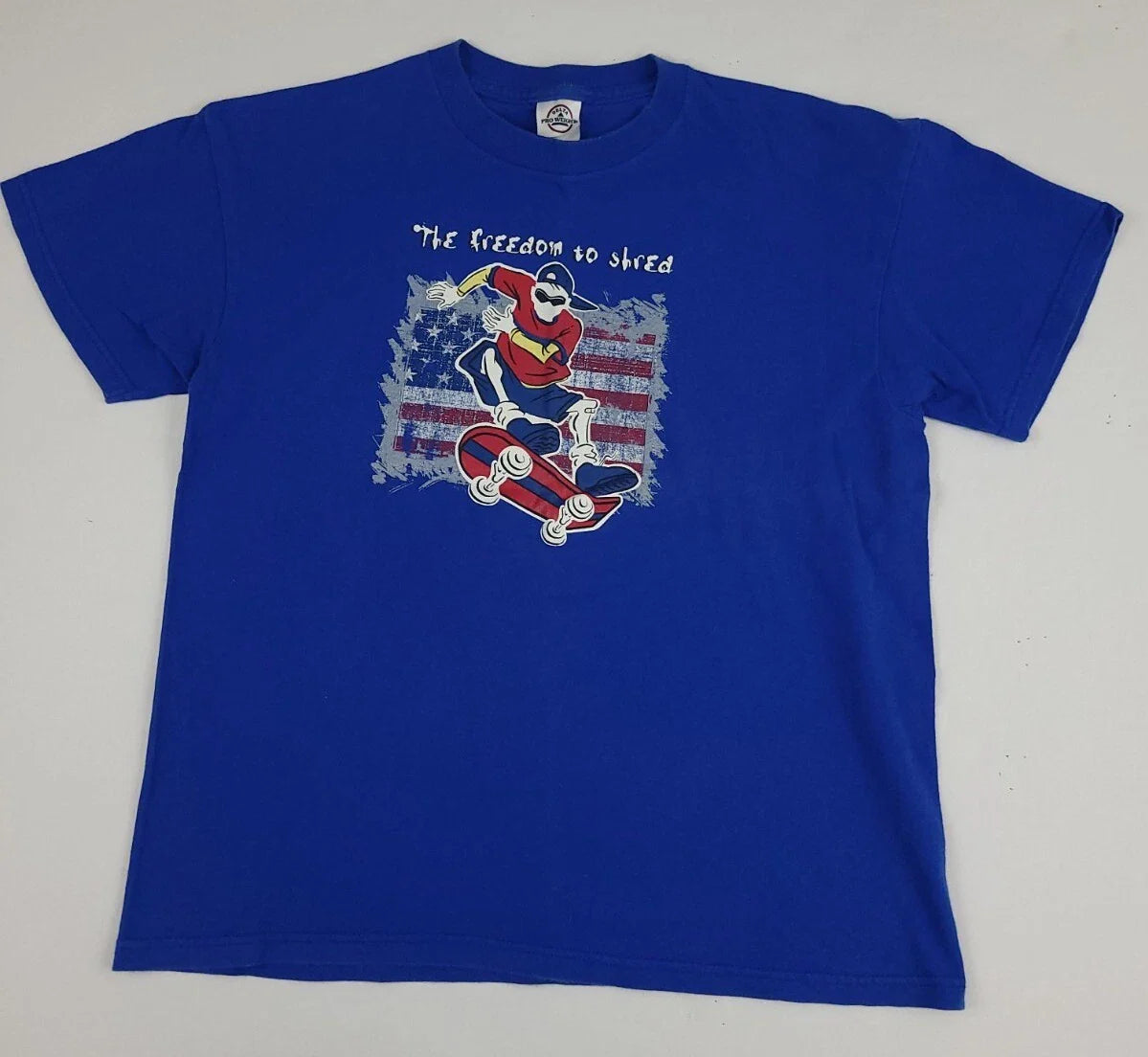 Vintage Y2k Freedom To Shred Skateboard Flag Graphic Print Shirt Youth XL Men XS Unisex T-shirt, Sweatshirt, Hoodie, Long Sleeve Tee - T-Shirt, Sweatshirt, Hoodie