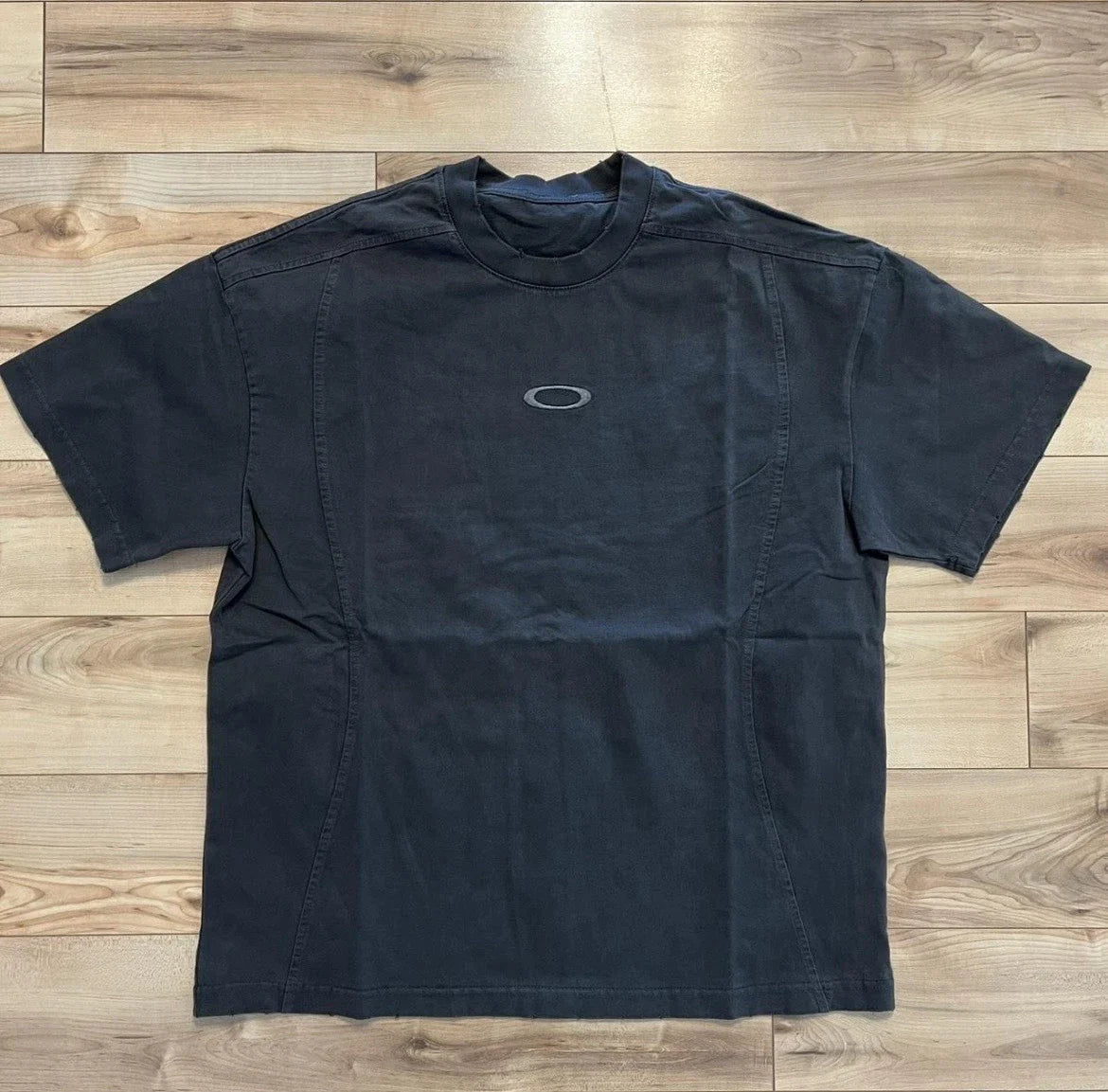 Oakley Men's Vintage T-Shirt Center Logo Graphic Size X-Large Unisex T-shirt, Sweatshirt, Hoodie, Long Sleeve Tee - T-Shirt, Sweatshirt, Hoodie