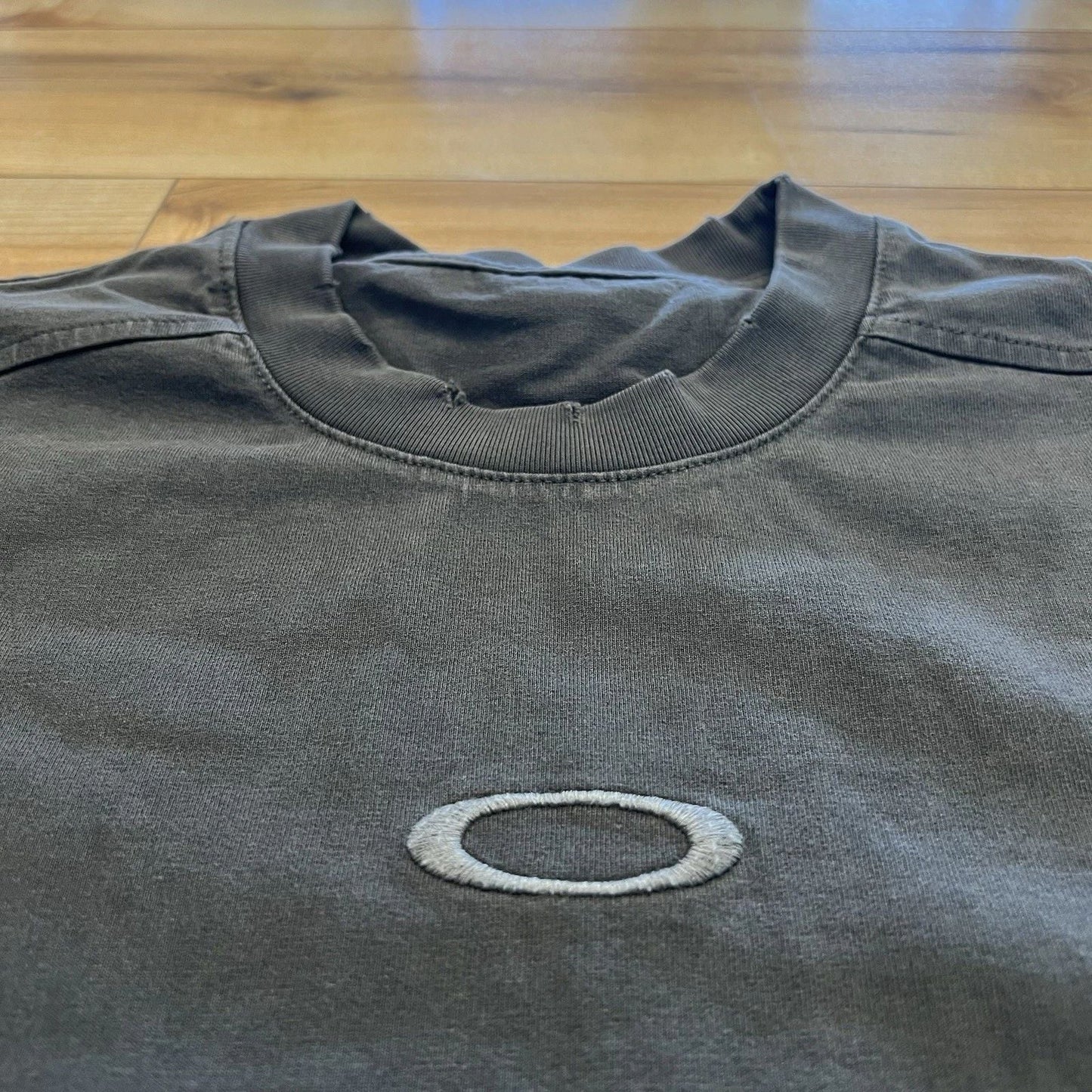 Oakley Men's Vintage T-Shirt Center Logo Graphic Size Medium Unisex T-shirt, Sweatshirt, Hoodie, Long Sleeve Tee - T-Shirt, Sweatshirt, Hoodie